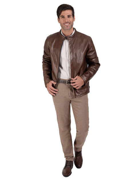 Chamarra de piel con cuello tipo mao marca PERRY ELLIS para Caballero.